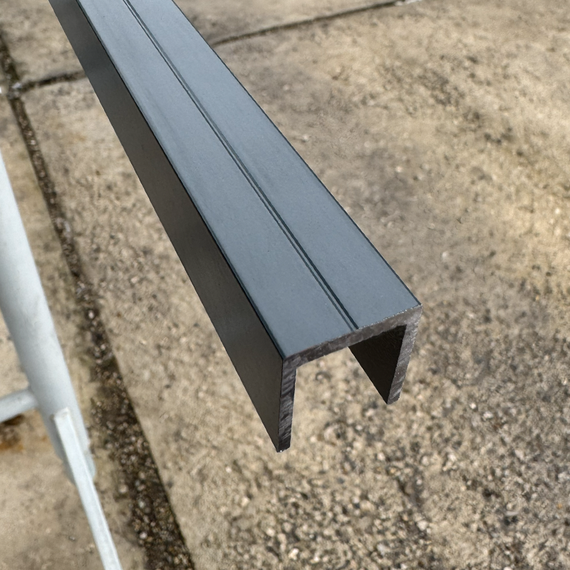 Uchytávací profil pre lamelu v antracitovej farbe